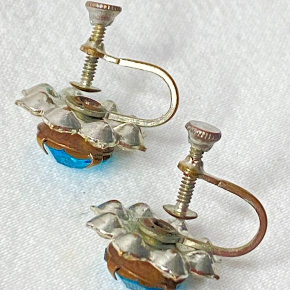 Tiny Flower Stud Earrings Central Blue Clear Rhinestones Silver Tone Setting - Picture 7 of 8